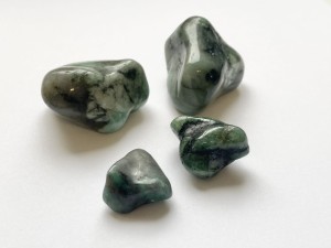 Szmaragd - kamień polerowany (1,5-2 cm)